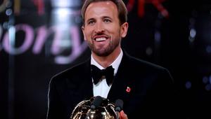 Harry Kane mit der Ballon-d'Or-Trophäe.