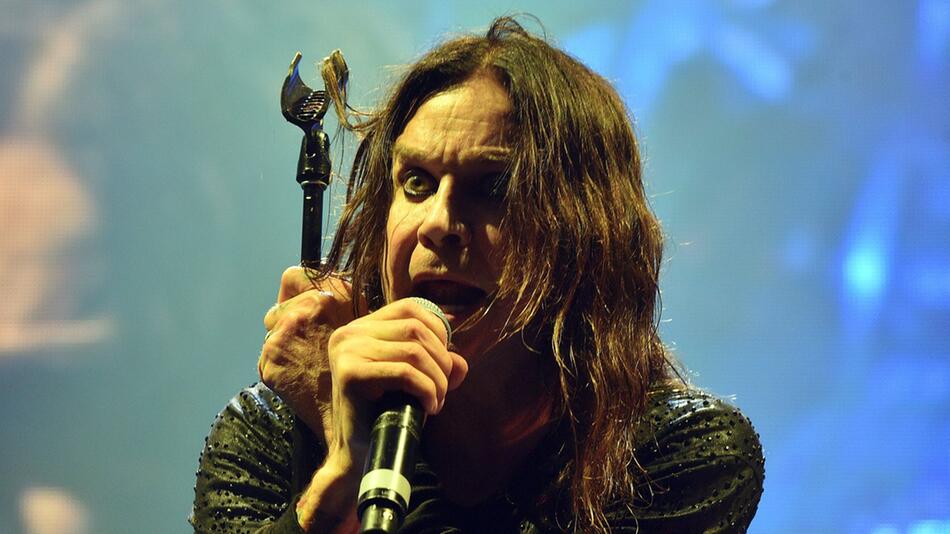 Ozzy Osbourne zieht sich aufgrund seiner gesundheitlichen Bühne nach mehr als 50 Jahren von der ...