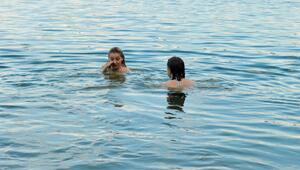 Zwei Frauen im Wasser