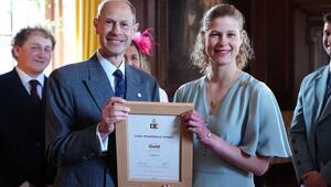 Lady Louise Windsor bekommt von Prinz Edward den "Gold Award" überreicht.