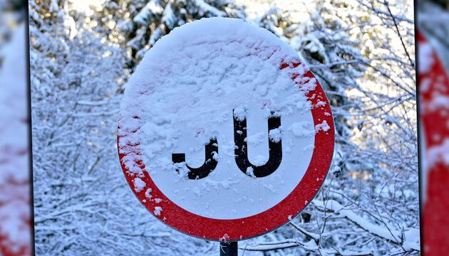 Schneechaos auf den Strassen: Was tun bei zugeschneiten Verkehrsschildern?