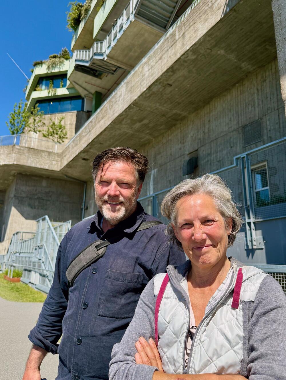 Tomas Kaiser und Miriam Wiese auf dem Bergpfad des Flakbunkers