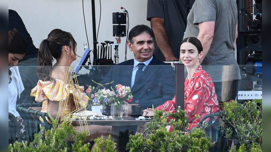 Lily Collins (r.) und Ashley Park bei Dreharbeiten zu "Emily in Paris" in Venedig.