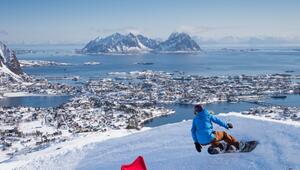 Snowboarder im Skigebiet Kongstind bei Svolvær auf den Lofoten