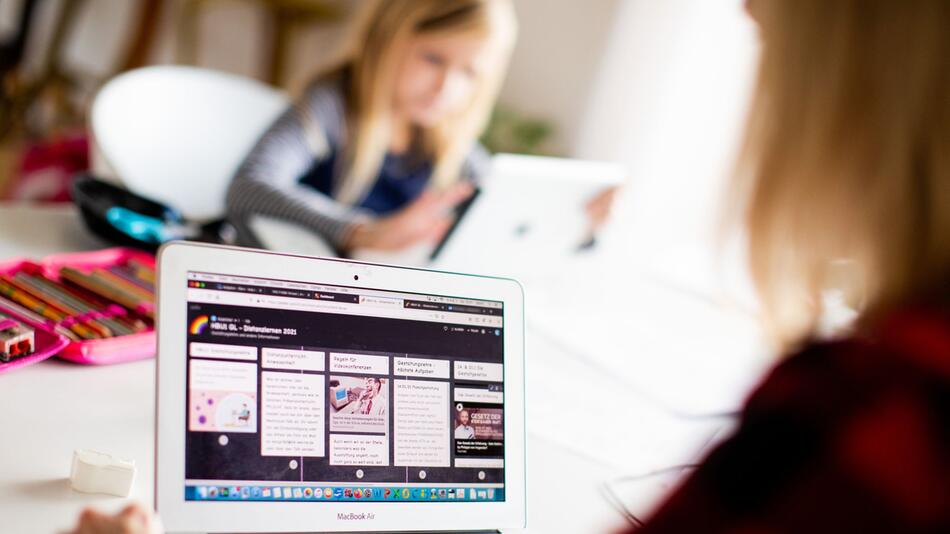 Coronavirus - Lehrerin und Kinder im Homeschooling