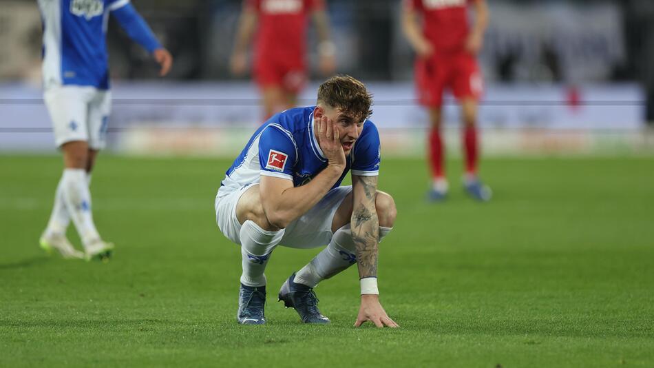 Darmstadts Matej Maglica kauert auf dem Rasen im Spiel gegen den 1. FC Köln