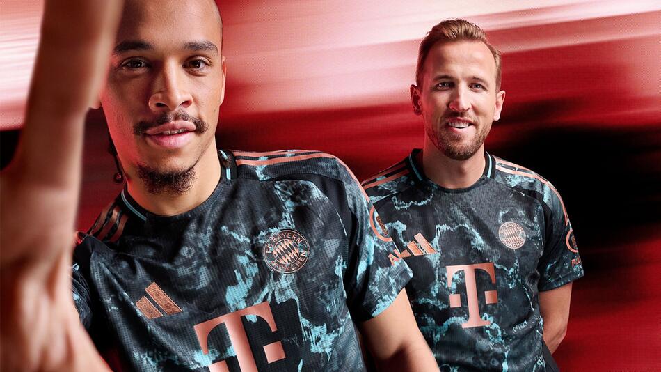 Die Bayern-Stars Leroy Sane und Harry Kane imneuen Auswärtstrikot des Klubs