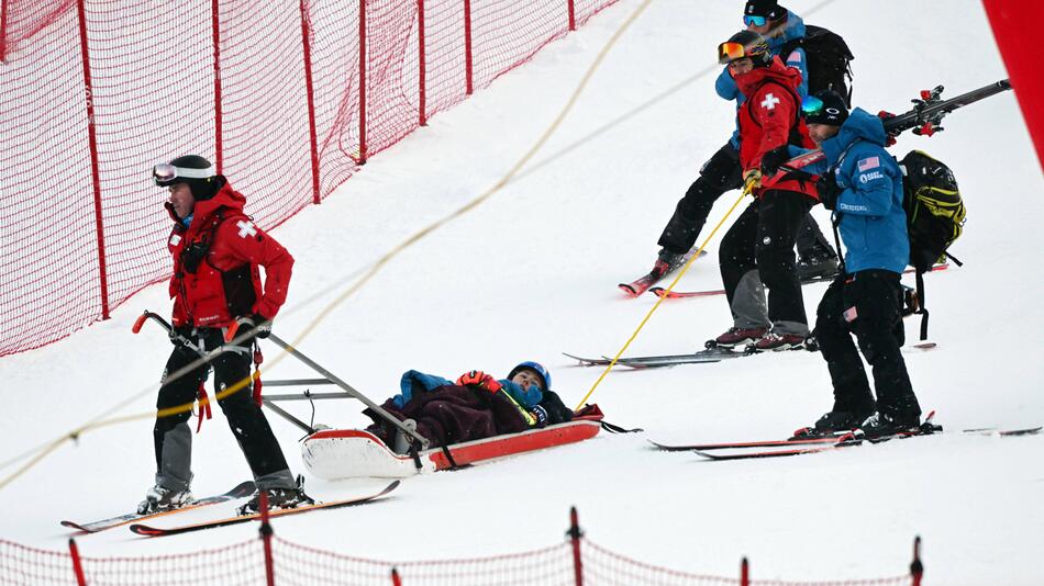 Mikaela Shiffrin wird nach ihrem Unfall von der Piste transportiert.