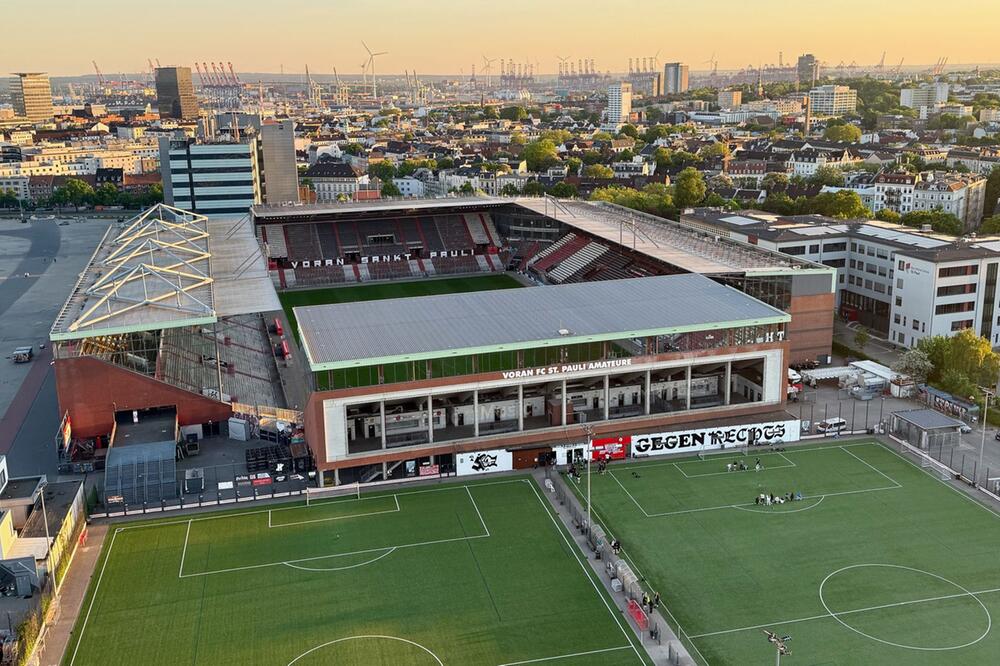 Blick vom Flakbunker St. Pauli auf das Millerntor-Stadion