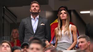 David Beckham und seine Ehefrau Victoria Beckham vor dem Anpfiff der WM-Halbfinal-Partie ...