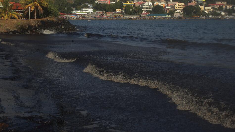 Ölteppich in der Rockly Bay