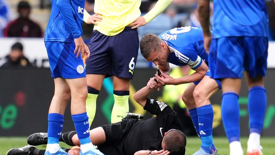 Spieler pfeift, damit Schiri geholfen wird