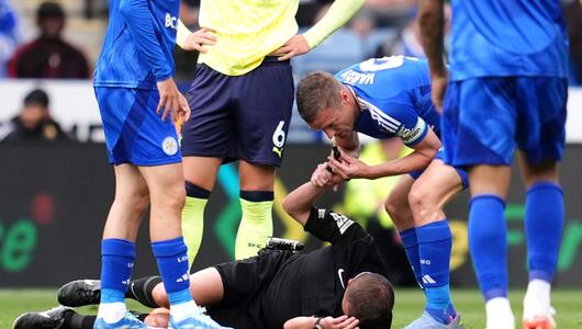 Spieler pfeift, damit Schiri geholfen wird