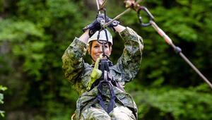 Hier kommt die Königin: Máxima traut sich in Limburg sogar ans Ziplining.