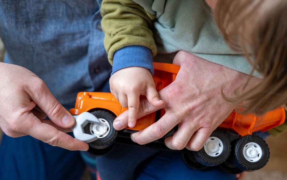 Ein Vater spielt mit seinem Sohn