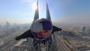 Wingsuit-Athleten gelingt spektakulärer Flug in Bahrain 