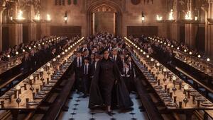 In der Grossen Halle versammeln sich die Hogwarts-Schüler.