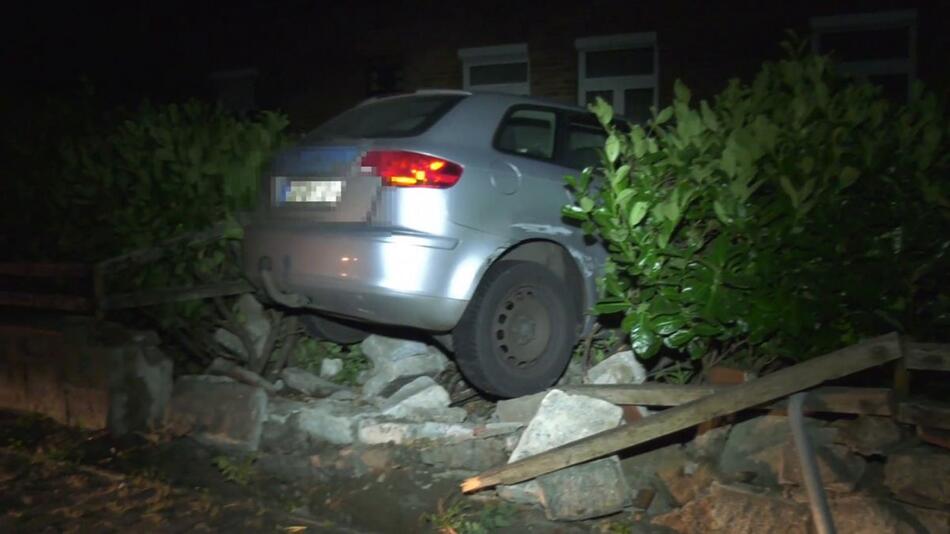 MV: Unfall mit Fahrerflucht - Auto landet in Vorgarten