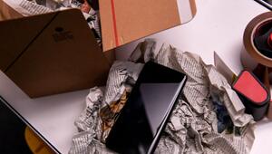 Ein Smartphone wird für den Verkauf verpackt