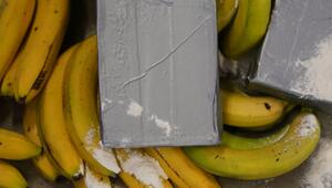 Weisses Pulver, das Kokain darstellen soll, liegt neben Bananen.