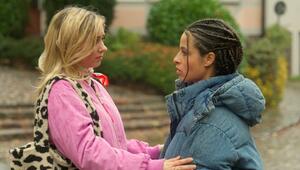 "Rote Rosen": Toni (l.) schafft es, Ellie zu trösten.