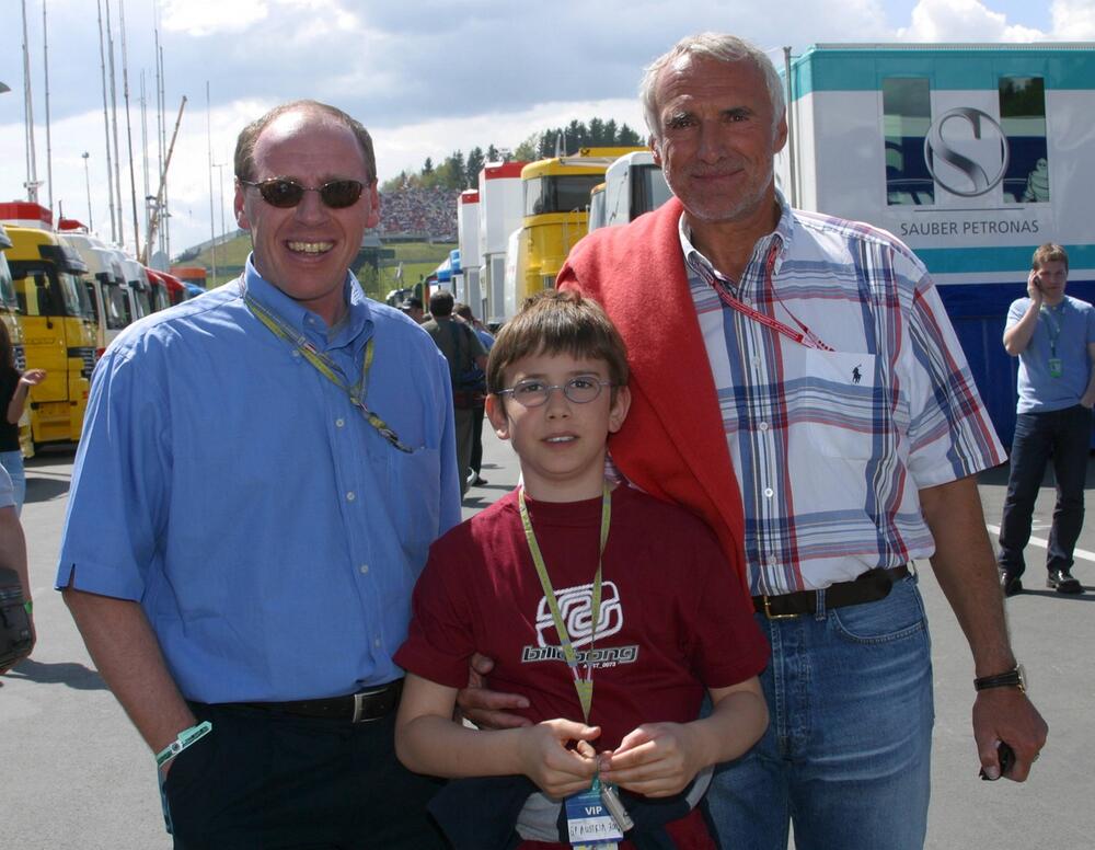 Mark Mateschitz (Mitte) 2002 in Spielberg mit seinem Vater Dietrich Mateschitz (rechts).