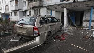 Von Drohnen zerstörtes Auto in Dnipro