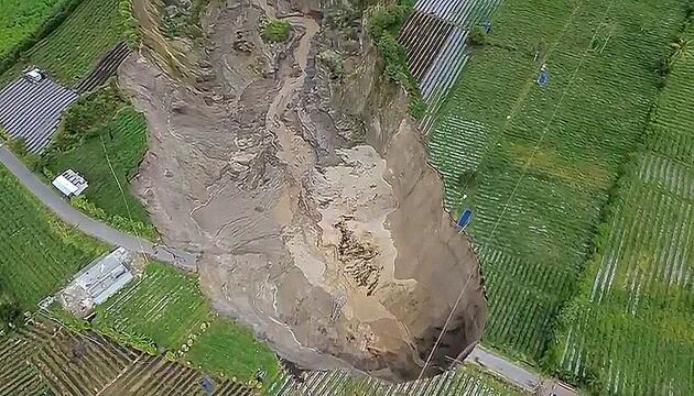 Boden verschluckt Land: Riesiges Senkloch in Indonesien breitet sich aus