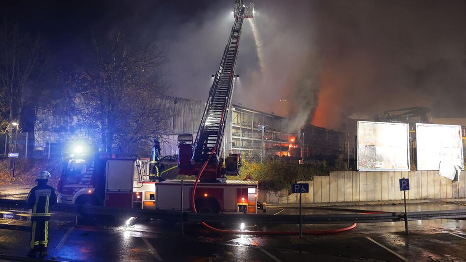 Grossbrand in Bochumer Lagerhalle - A 40 gesperrt