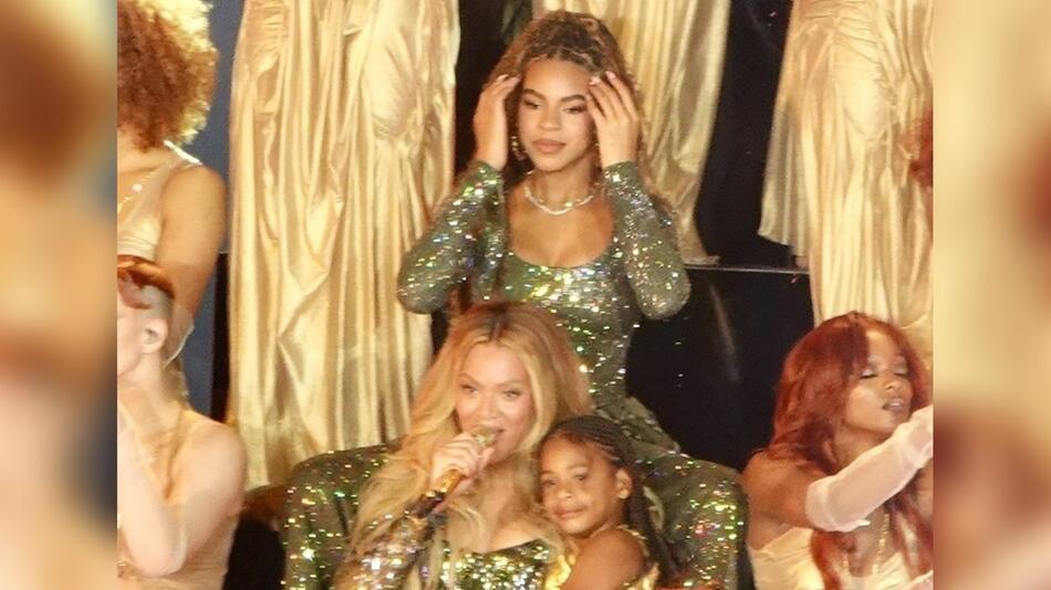 Beyoncé holt zum Auftakt ihrer "Cowboy Carter"-Tour ihre beiden Töchter Blue Ivy und Rumi auf ...