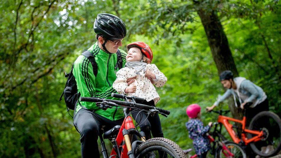 Eine Familie macht eine Fahrradtour