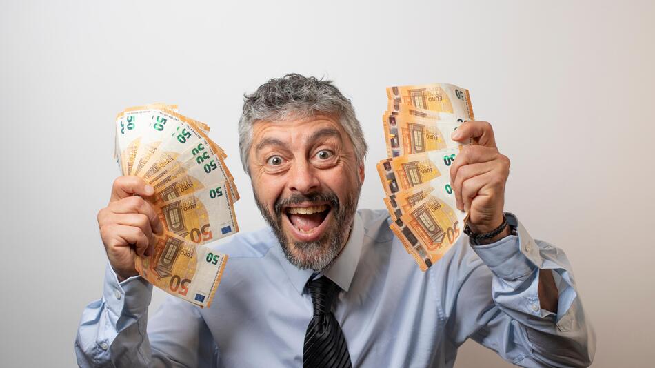 Ein Mann mit Geld in der Hand