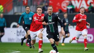 Maurice Neubauer (Hannover 96) verteidigt den Ball.