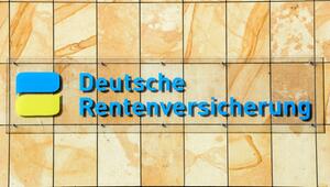 Schriftzug Deutsche Rentenversicherung am Gebäude in Berlin