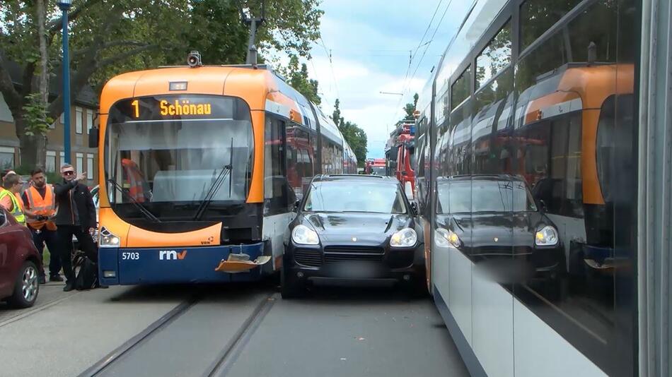 Auto zwischen zwei Strassenbahnen eingeklemmt