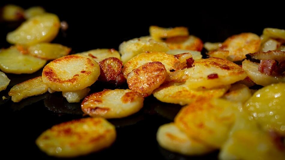 Bratkartoffeln sind eine klassische Mahlzeit mit festkochenden Kartoffeln.