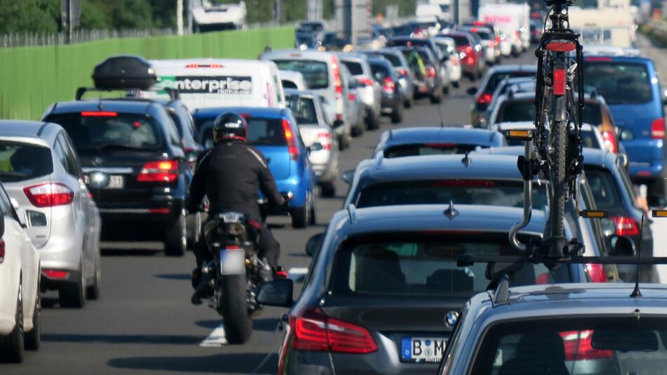 Ein Motorrad fährt in einer Rettungsgasse