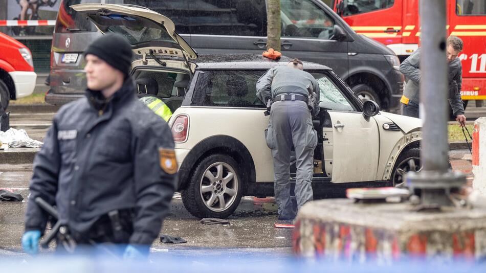 Auto in München in Menschengruppe gefahren