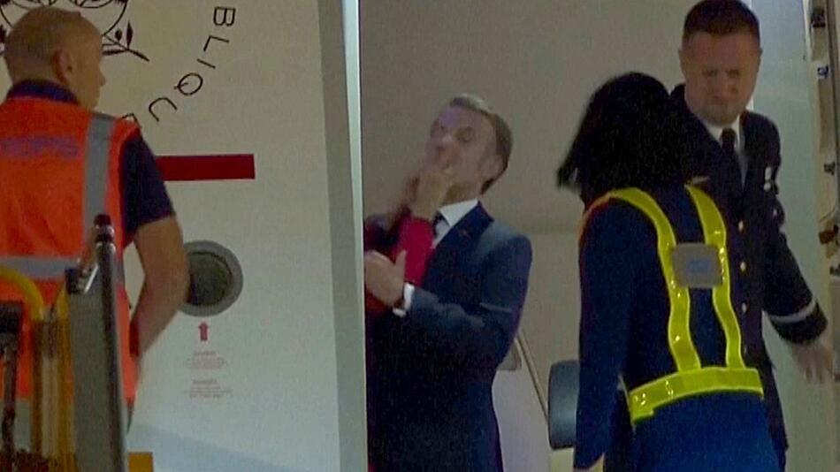 Mit der Hand ins Gesicht: Macron von Ehefrau weggestossen