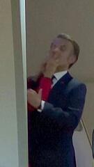 Kuriose Szene: Macron von Ehefrau weggestossen