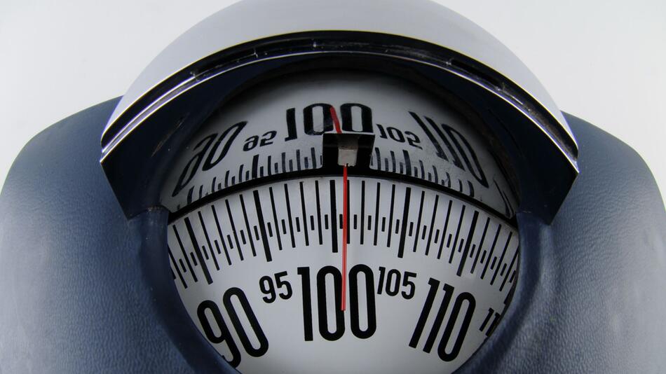 Eine Personenwaage zeigt 101 Kilogramm an