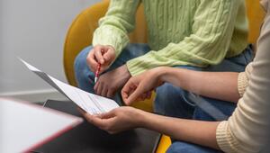 Zwei Frauen mit einem Blatt Papier