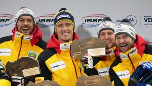 Bob-Pilot Johannes Lochner (r) und sein Team