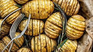 Gebackene, in Scheiben geschnittene Kartoffeln