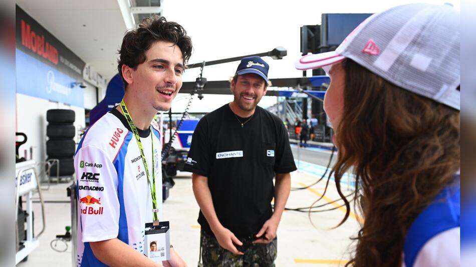 Timothée Chalamet (l.) schüttelte Hände in der Box.