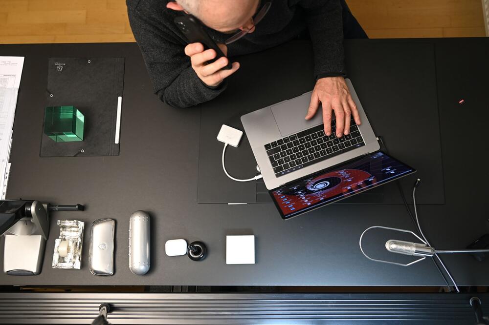 Ein Mann arbeitet zuhause an einem Laptop
