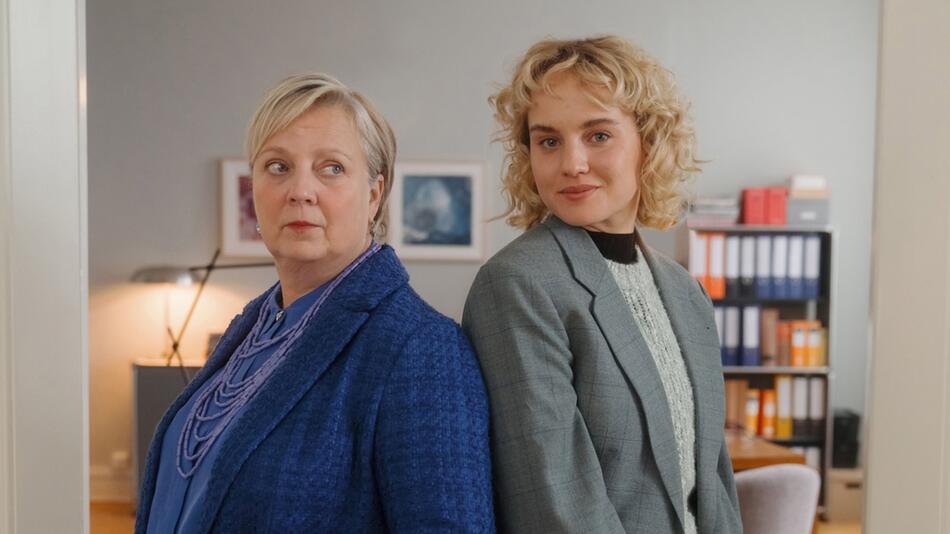 Gabriela Maria Schmeide (l.) und Luise von Finckh in "Kanzlei Liebling Kreuzberg".