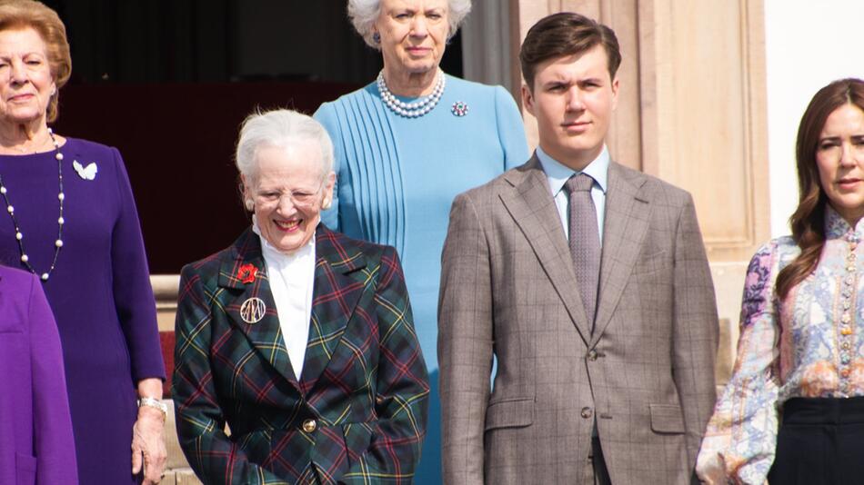 Königin Margrethe II. mit Enkel Kronprinz Christian bei ihrem 85. Geburtstag im April.