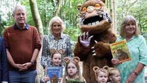 Axel Scheffler, Königin Camilla und Julia Donaldson feiern mit dem Grüffelo.
