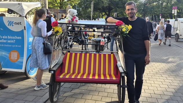 Daniel Hehnen neben seiner Rikscha